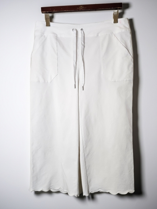 Chico's Pants - Chico's Weekends White Tru Temp Scallop Hem Summer Beach Capri Size 1 (M/8)